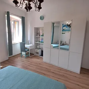 Apartment Red Blue With Private Parking And Gray Blue, Pula
